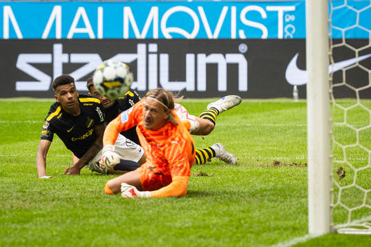 AIKs Rui Modesto och Malmö FFs målvakt Johan Dahlin