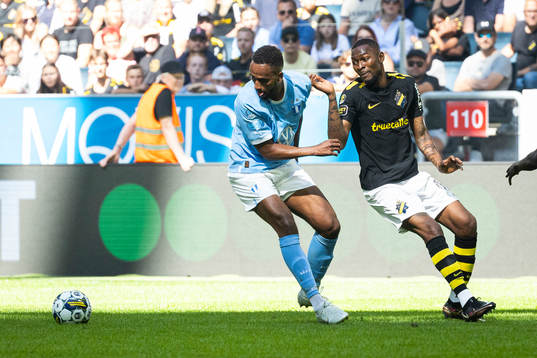 Malmö FFs Isaac Kiese Thelin och AIKs Aboubakar Keita
