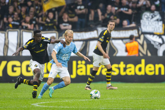 AIKs Erick Otieno och Malmö FFs Oscar Lewicki