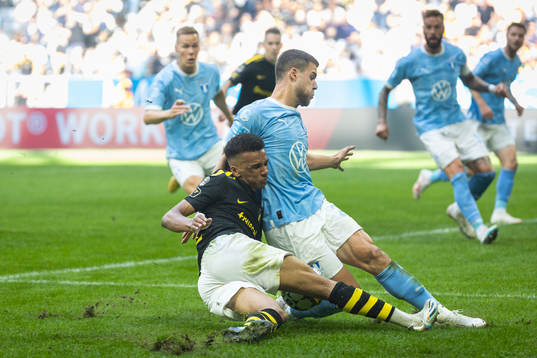 AIKs Rui Modesto och Malmö FFs Gabriel Busanello