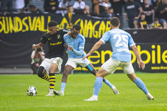AIKs Rui Modesto mot Malmö FFs Taha Ali och Gabriel
