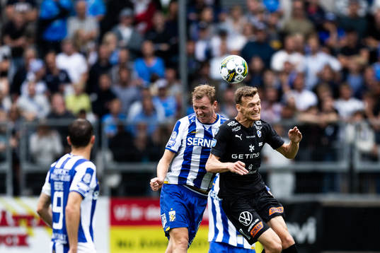 IFK Göteborgs Adam Carlén och Halmstads Viktor Granath