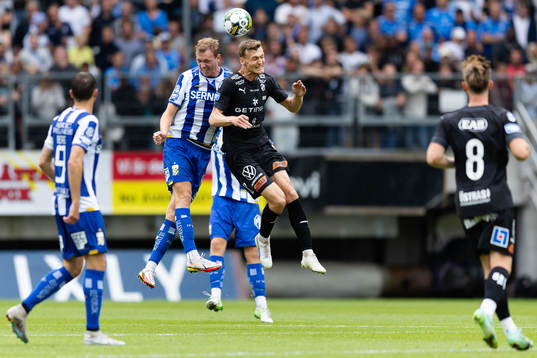 IFK Göteborgs Adam Carlén och Halmstads Viktor Granath