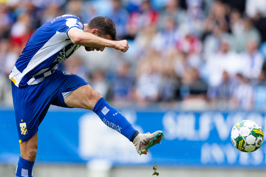 IFK Göteborgs Marcus Berg med ett skott