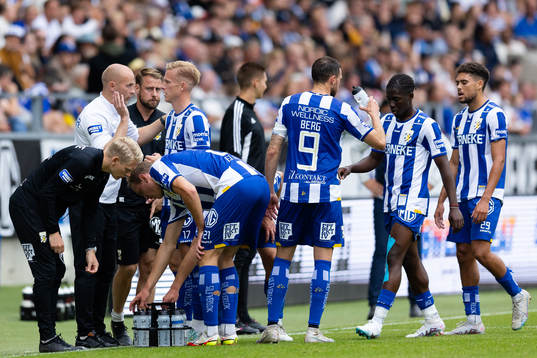 IFK Göteborgs tränare Jens Berthel Askou pratar med Oscar