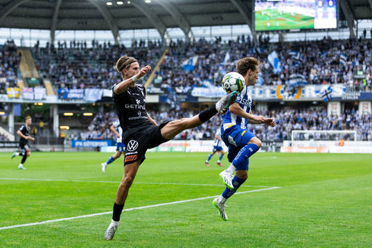 Halmstads Erik Ahlstrand och IFK Göteborgs Arbnor Mucolli