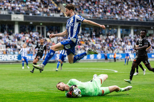 IFK Göteborgs Gustaf Norlin och Halmstads målvakt Malkolm