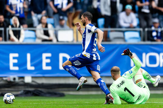 IFK Göteborgs Marcus Berg och Halmstads målvakt Malkolm