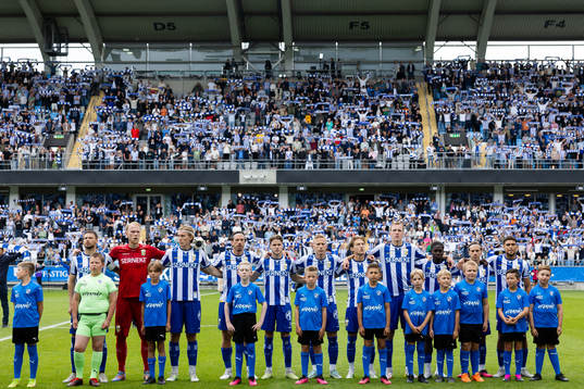 IFK Göteborgs spelare på line up innan fotbollsmatchen i