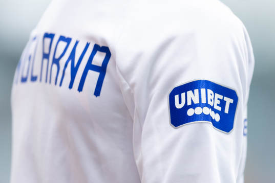 En IFK Göteborgs spelare med Unibet på ärmen