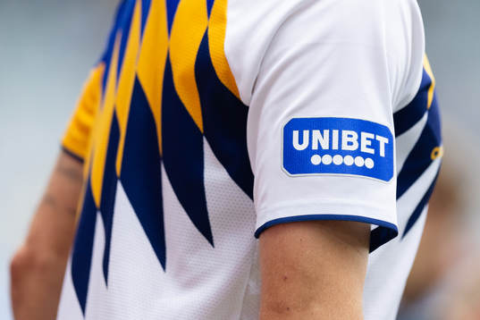 En IFK Göteborgs spelare med Unibet på ärmen