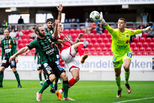 Varbergs Oskar Sverrisson och målvakt David Olsson mot