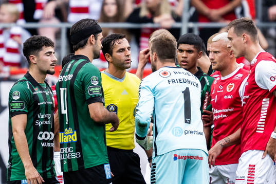 Kalmars målvakt Ricardo Friedrich diskuterar med domare