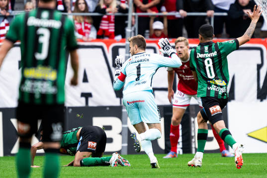 Kalmars målvakt Ricardo Friedrich tilldelas ett rött kort