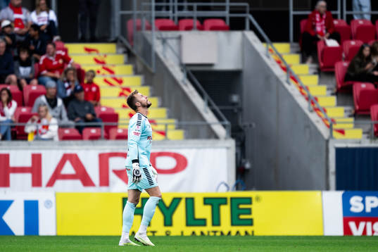 Kalmars målvakt Ricardo Friedrich tilldelas ett rött kort