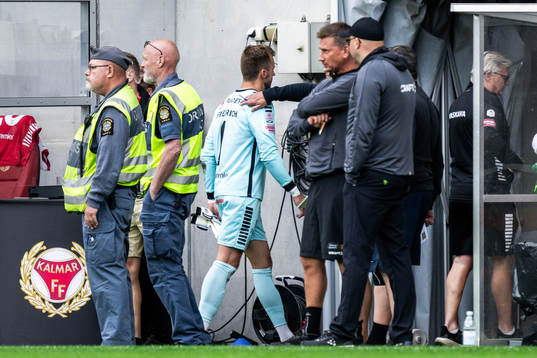 Kalmars målvakt Ricardo Friedrich lämnar planen