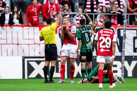 Domare Granit Maqedonci tilldelar Kalmars målvakt Ricardo