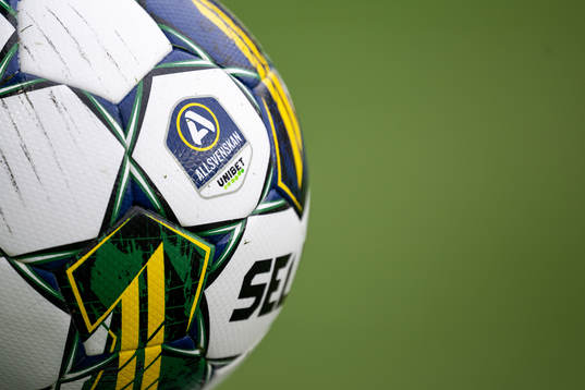 Matchbollen med Allsvenskans och Unibets logotype