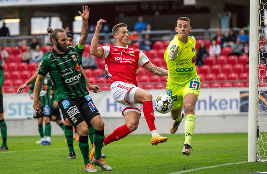 Varbergs Oskar Sverrisson och målvakt David Olsson mot