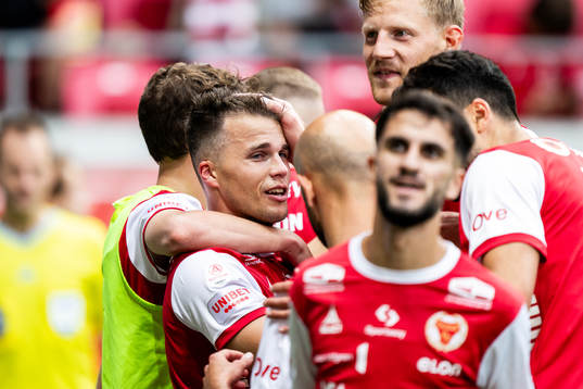 Kalmars Simon Skrabb jublar med lagkamrater