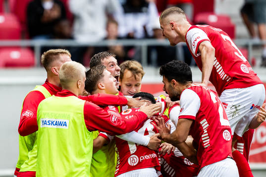 Kalmars Simon Skrabb jublar med lagkamrater