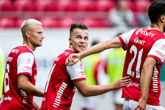Kalmars Simon Skrabb jublar med lagkamrater