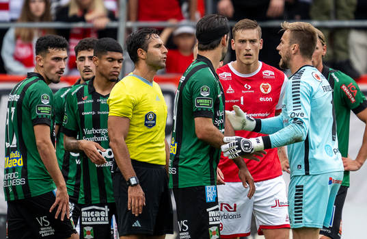 Kalmars målvakt Ricardo Friedrich och Domare Granit