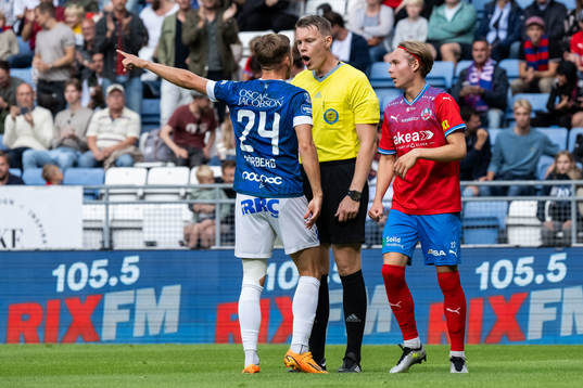 Trelleborgs Felix Hörberg i diskussion med domare Oscar