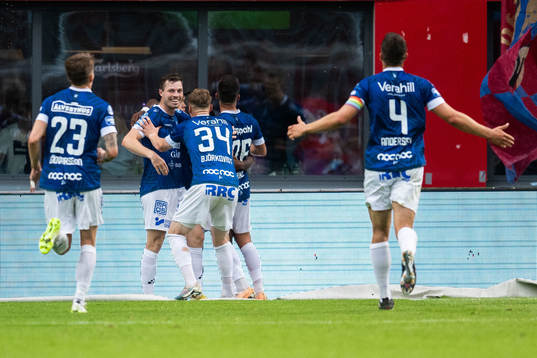 Trelleborgs Henry Offia jublar med lagkamrater