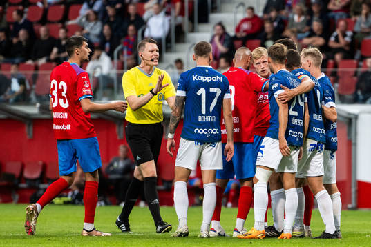 Domare Oscar Johnson i diskussion med spelare