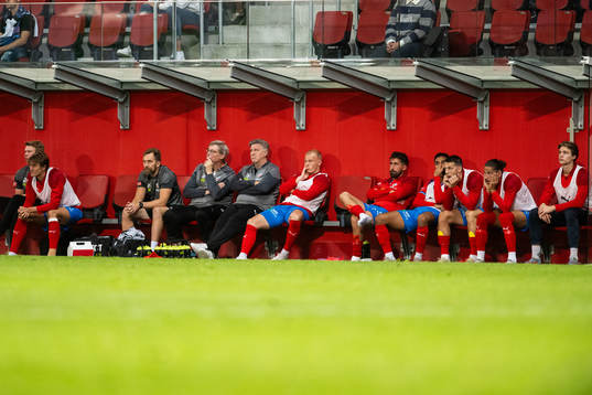 Helsingborgs spelare och ledare deppar på bänken