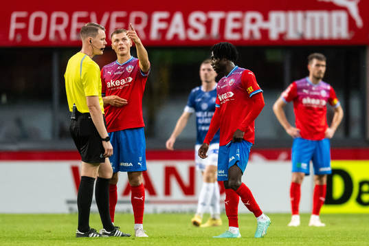 Helsingborgs Erik Ring och Benjamin Acquah  i diskussion
