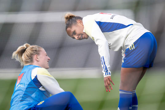 Rebecka Blomqvist is in pain and is seen to by Madelen