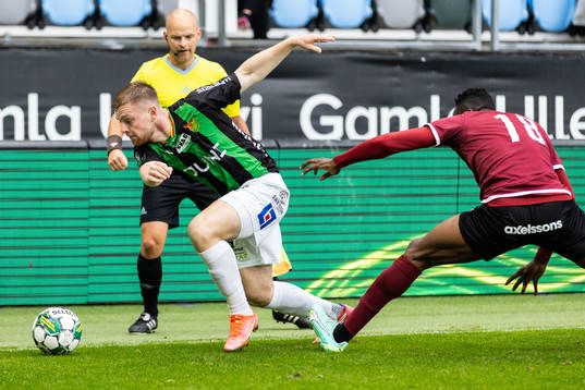 GAISs Dino Salihovic och Västerås SKs Frederic Nsabiyumva