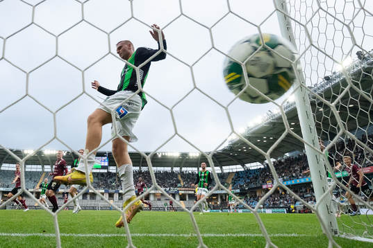 Västerås SKs Simon Gefvert (ej i bild) skjuter 0-1 förbi