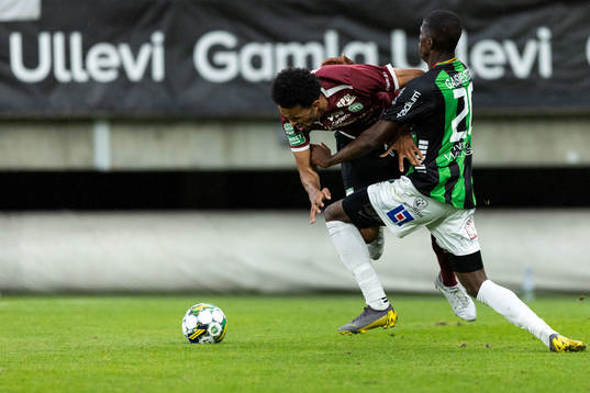 Västerås SKs Alex Douglas och GAIS Chisomnazu Chika Chidi