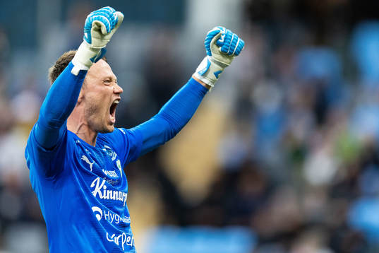 Västerås SKs målvakt Anton Fagerström jublar