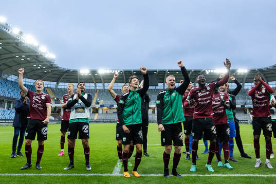 Västerås SKs spelare och ledare jublar framför sina