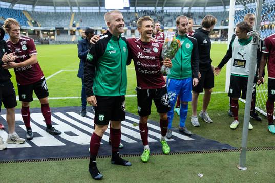 Västerås SKs spelare och ledare jublar framför sina