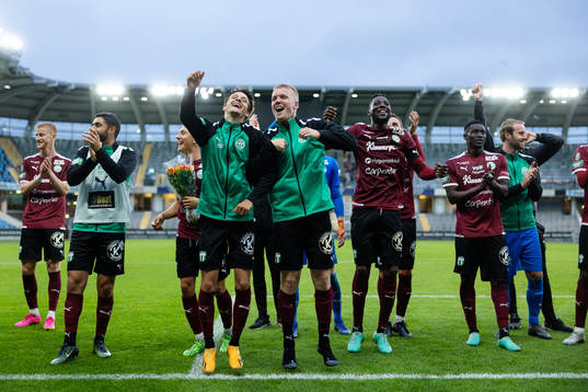 Västerås SKs spelare och ledare jublar framför sina