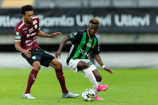 Västerås SKs Alex Douglas och GAIS Richard Emeka Friday