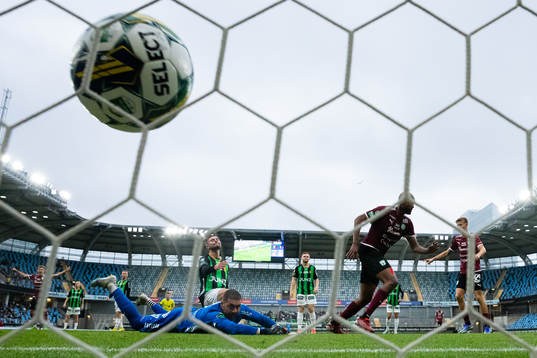 Västerås SKs Jabir Abdihakim Ali skjuter 0-2 i mål bakom