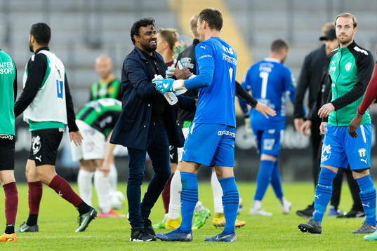Västerås SKs tränare Kalle Karlsson jublar ihop med