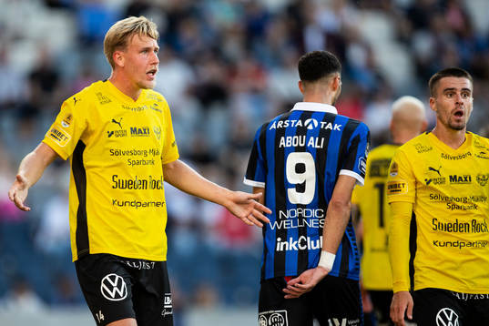 Mjällbys Herman Johansson och Jesper Gustavsson reagerar