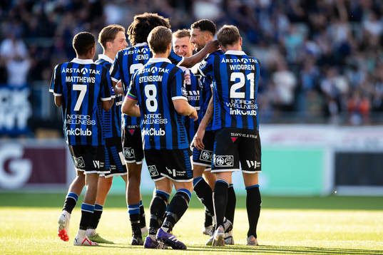 Sirius Wessam Abou Ali jublar med lagkamrater