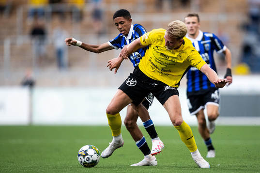 Sirius Tashreeq Matthews och Mjällbys Herman Johansson