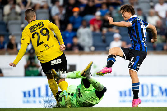 Mjällbys Noah Eile, målvakt Noel Törnqvist och Sirius