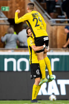 Mjällbys Tom Pettersson och Noah Eile jublar