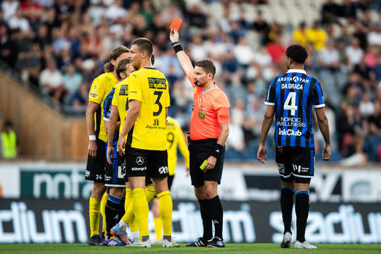 Domare Joakim Östling delar ut ett rött kort till Sirius