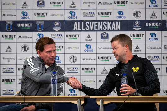 Sirius tränare Christer Mattiasson och Mjällbys tränare